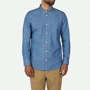 Everlane Light Blue Denim Button-Down Shirt - flaw on collar - size Small